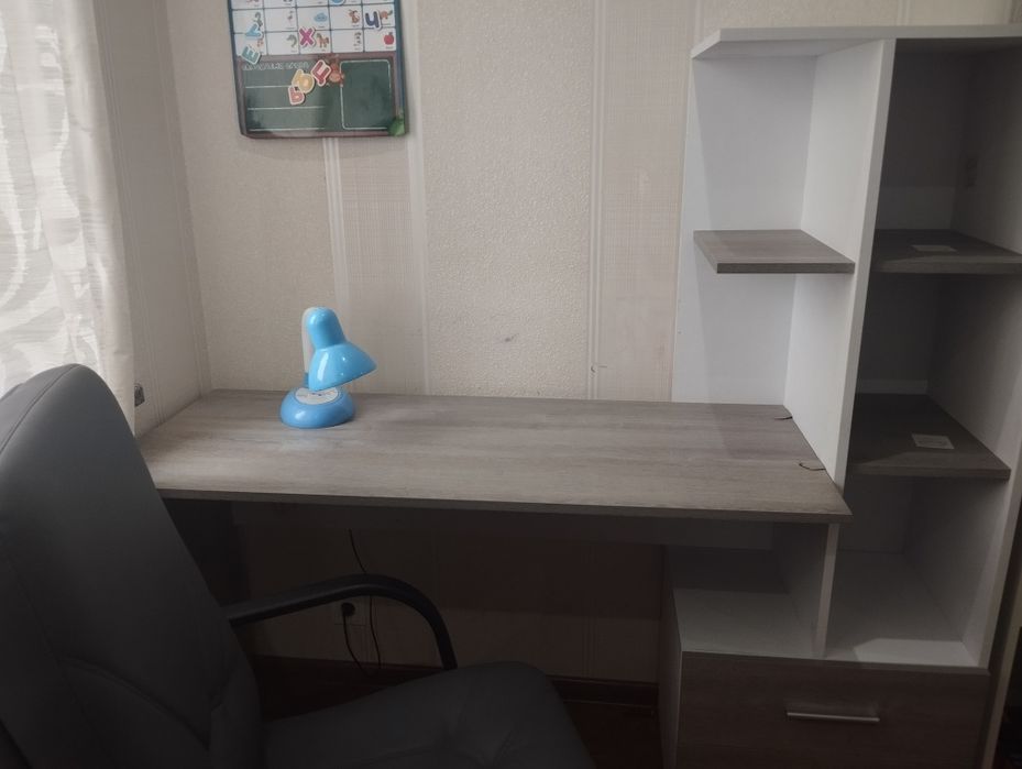 Стіл письмовий,б/у в гарному стані