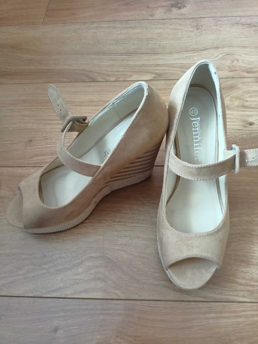 Beżowe sandały na koturnie