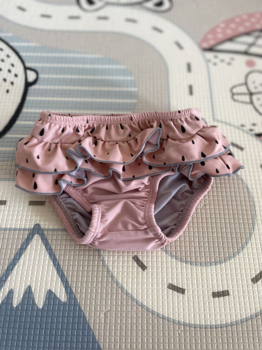 Dziewczęce majtki kąpielowe z falbanką 74/80