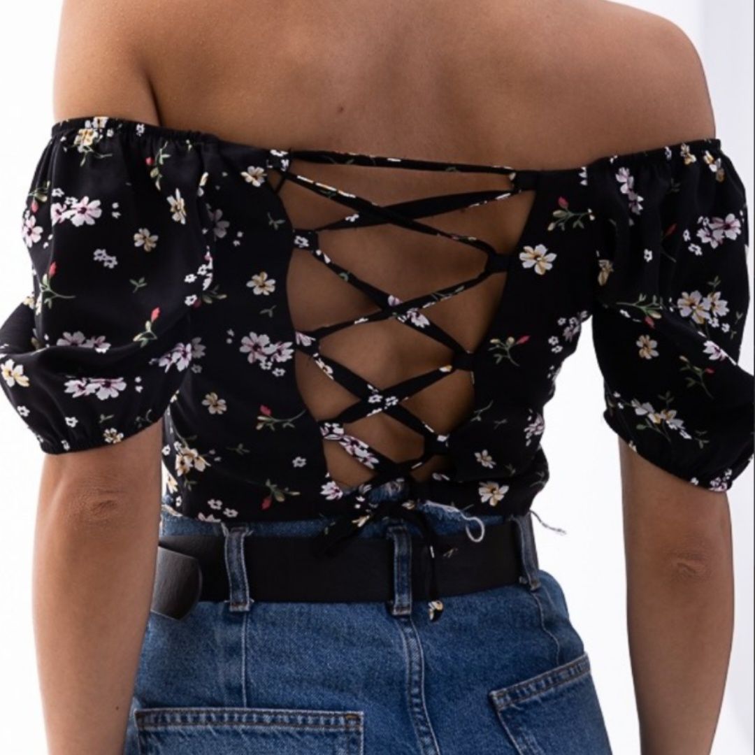 Ніжна чорна блуза з квітковим візерунком та зав'язаками на спині