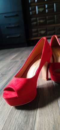 Sapato alto vermelho novo