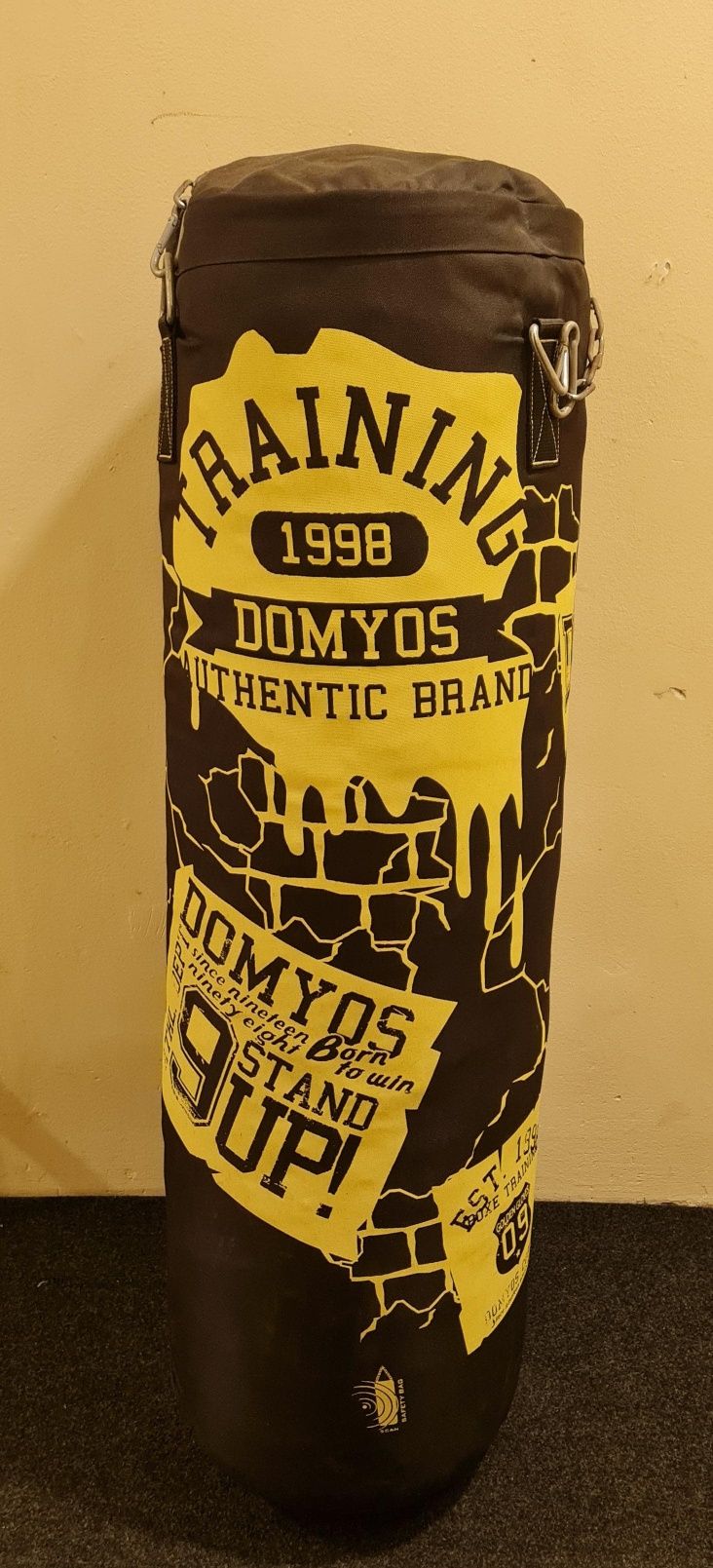 Ginásio com saco de boxe; banco exercício; rack