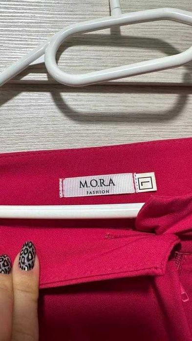 Яскравий жіночий костюм