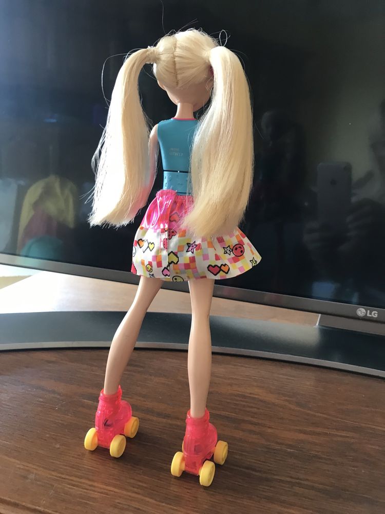 Barbie na swiecacych rolkach.(bez opakowania!)