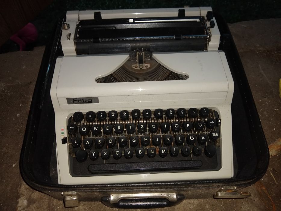 Sprzedam maszyny do pisania .