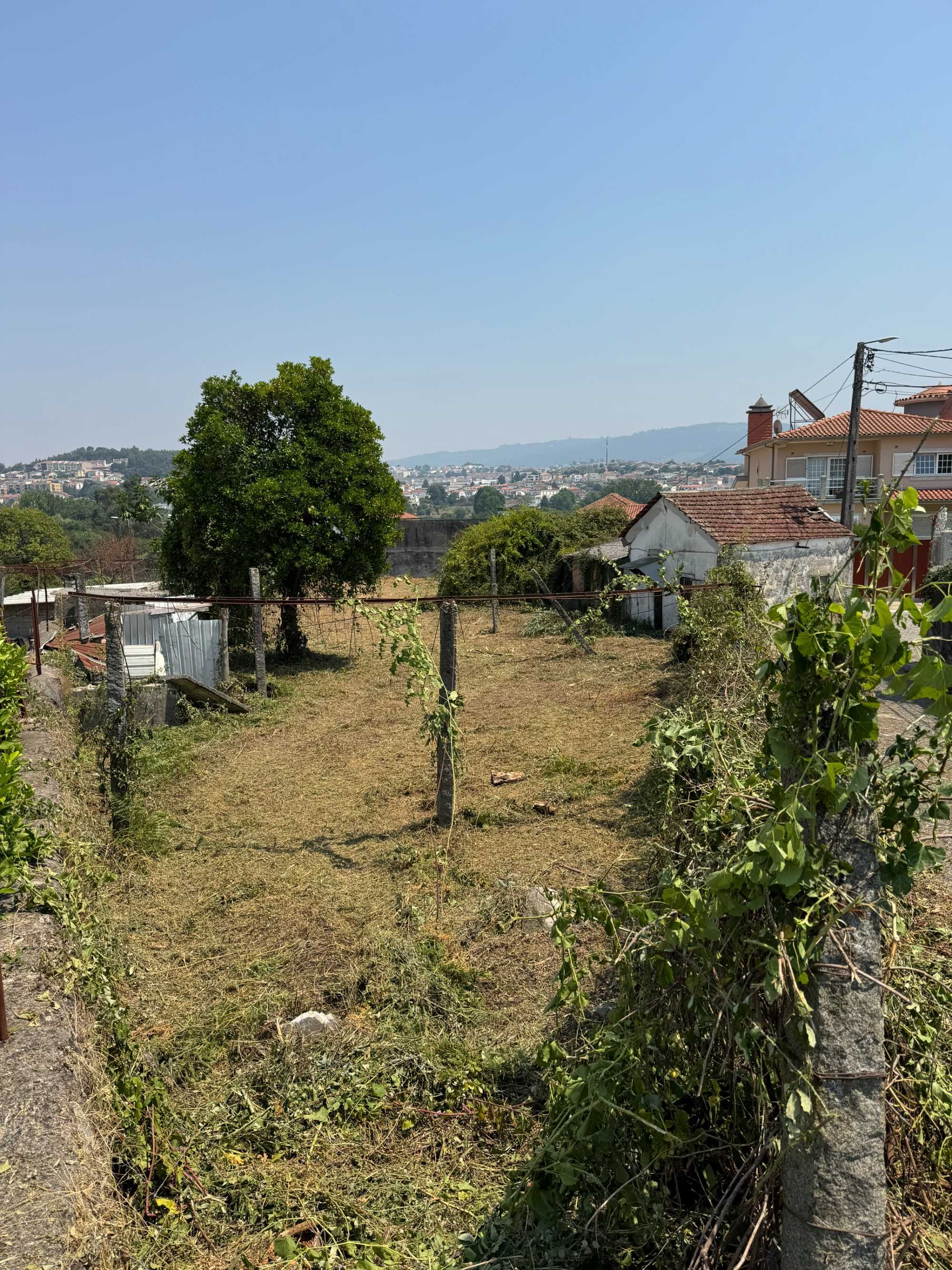 Terreno com 2 Casas em Ruínas – 4 min da A11 e 12 min a pé do comboio