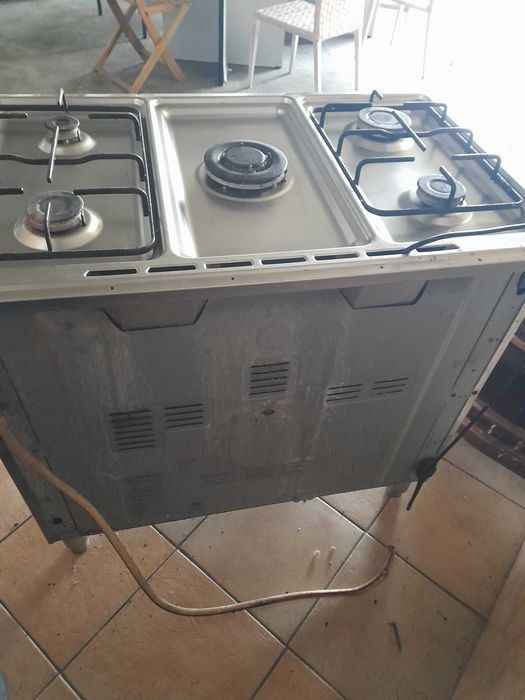 Fogão impecável marca Saro