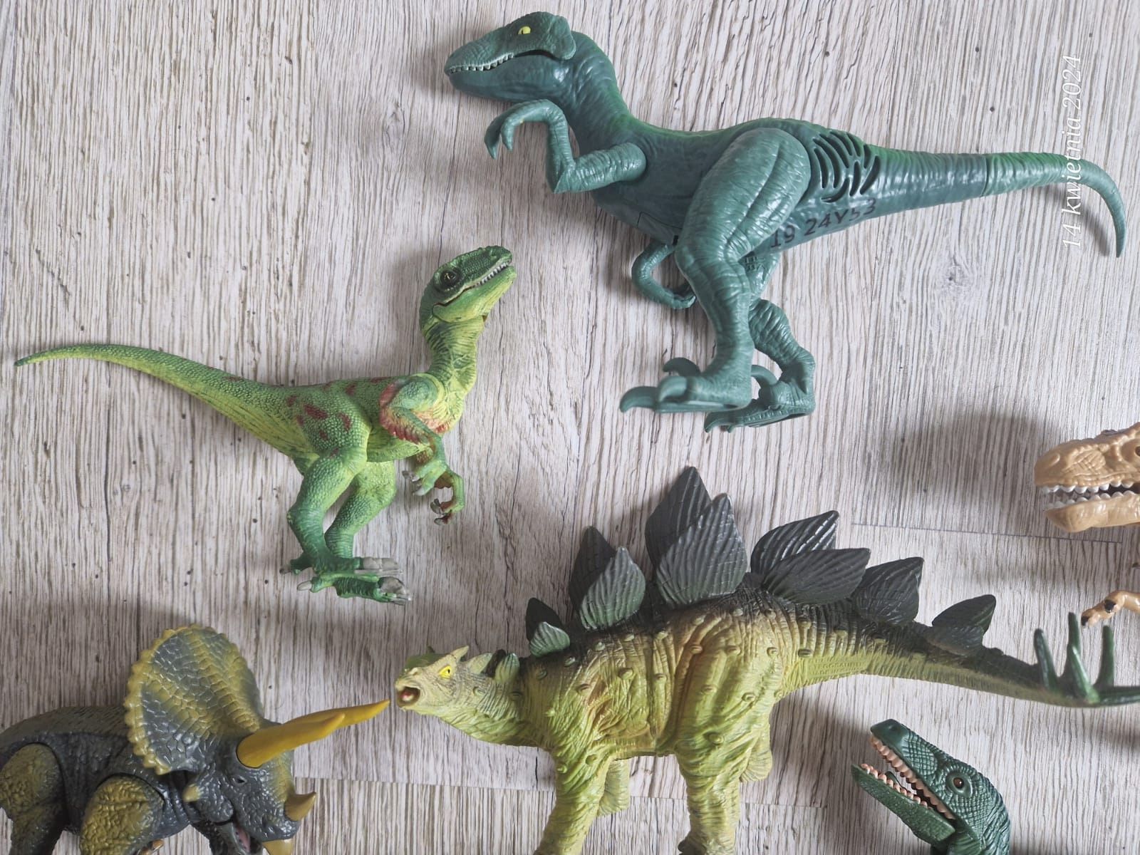 Dinozaury kolekcja figurki gumowe plastikowe ryczą świecą jurassic