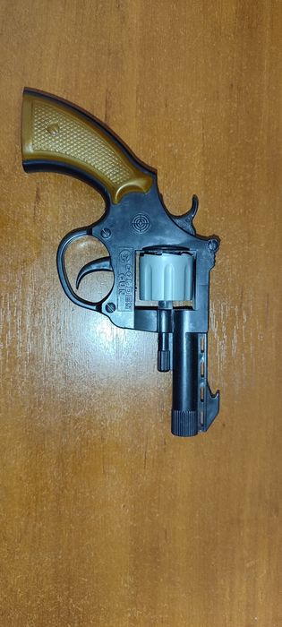 Пістолет на пістонах рівольвер