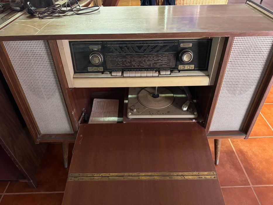 Gira discos Schauub Lorenz com colunas embutidas