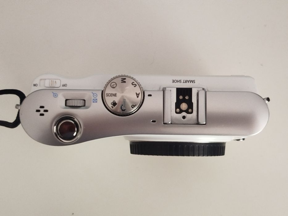Samsung NX 100 mirrorless