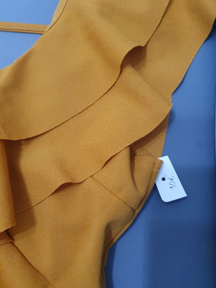Vestido amarelo ocre
