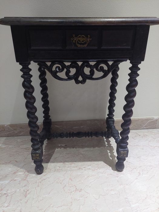 Mesa de cabeceira em pau Santo