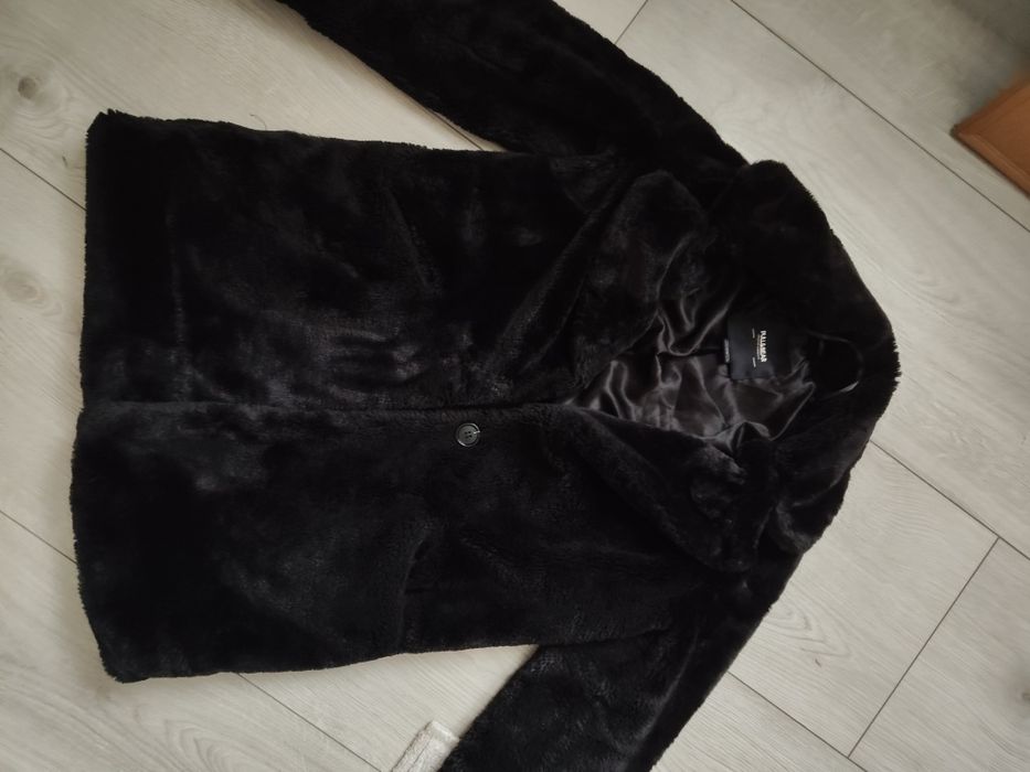 Czarny płaszcz sztuczne futerko Pull&Bear r.XS