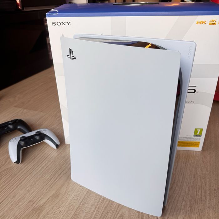 PlayStation 5 (825GB) + 2 pady DualSense - STAN IDEALNY!