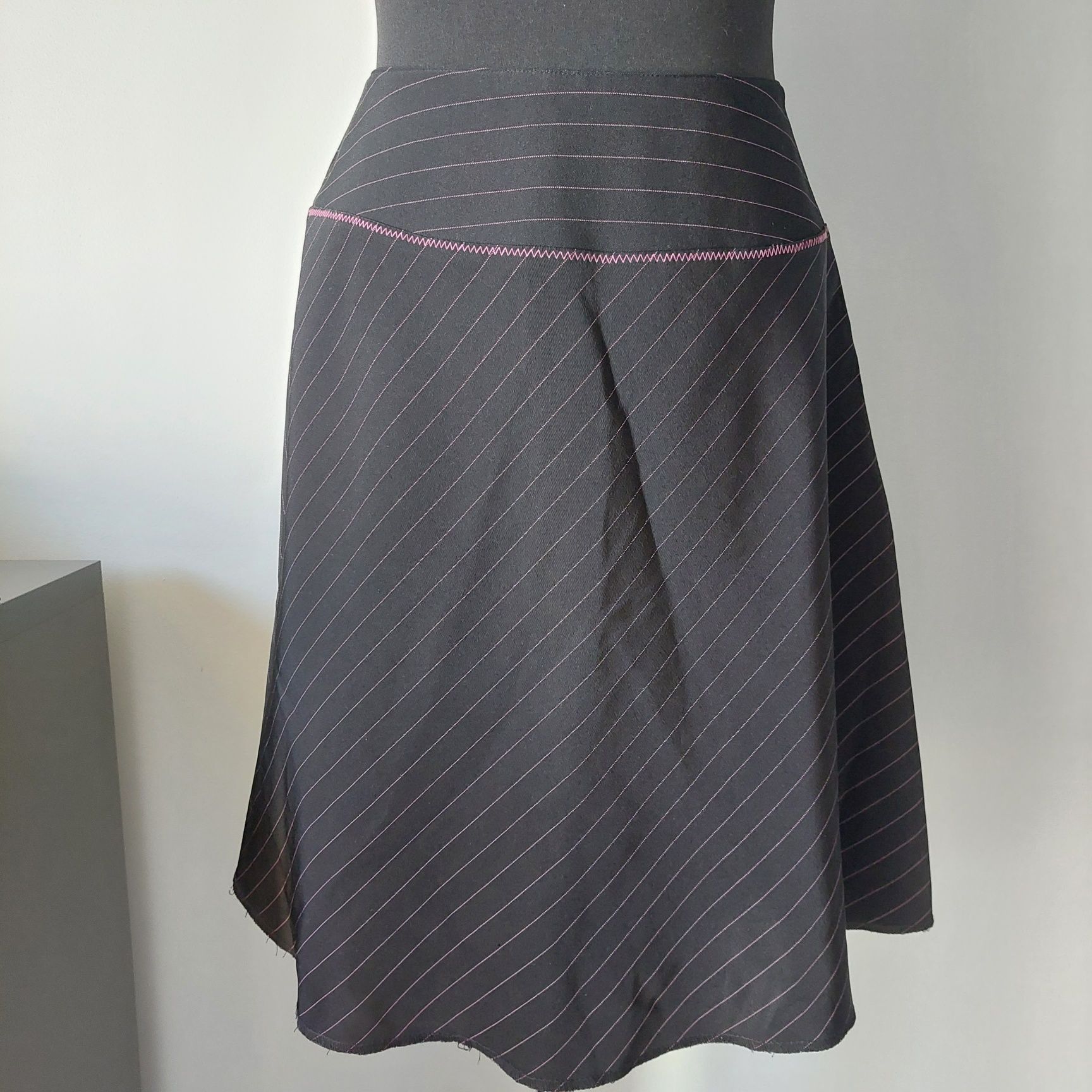 Czarna spódnica trapezowa z pakami różowymi ,M