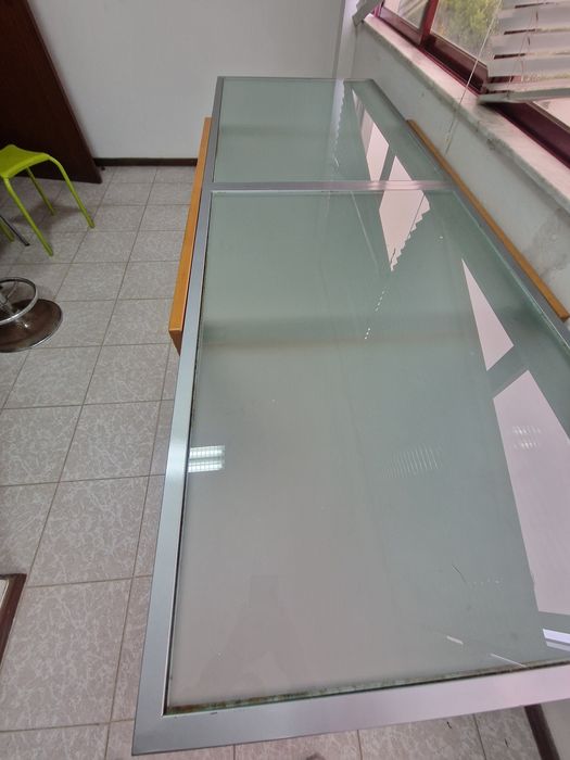 Mesa de cozinha em bom estado.