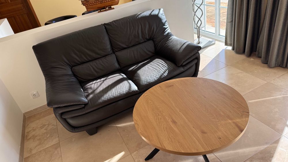 2 sofás de couro legítimo à venda com 2 mesas.