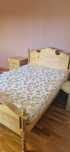 Quarto completo com cama de casal de madeira com 2 mesas de cabeceira