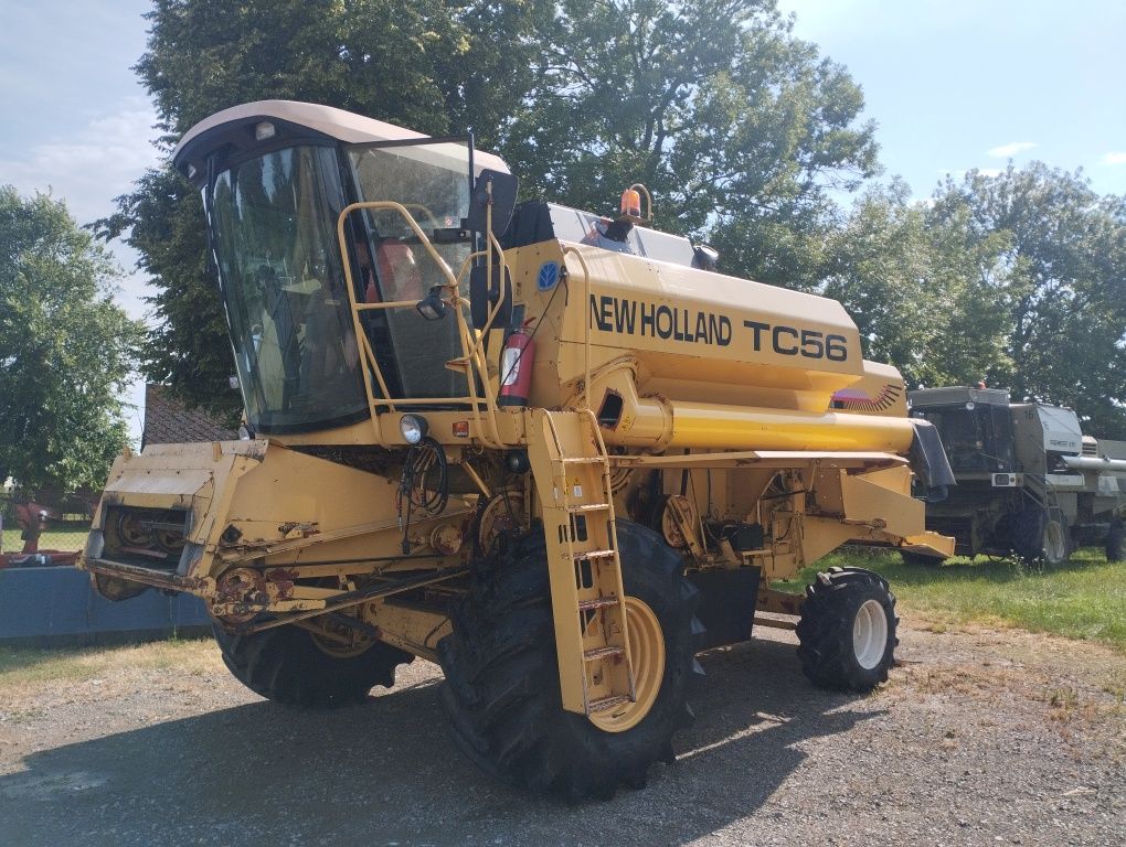 Kombajn zbożowy New Holland TC56