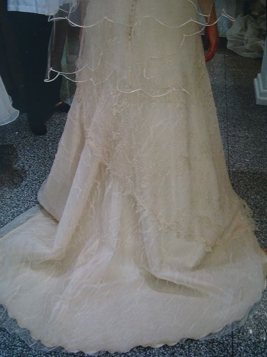 Vestido de Noiva com Véu e Saiote - VENDO OU ALUGO