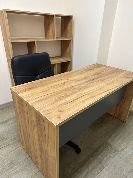 Офісні крісла та столи