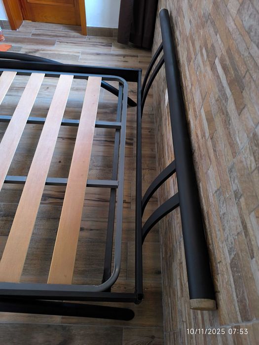 Cama em ferro de casal