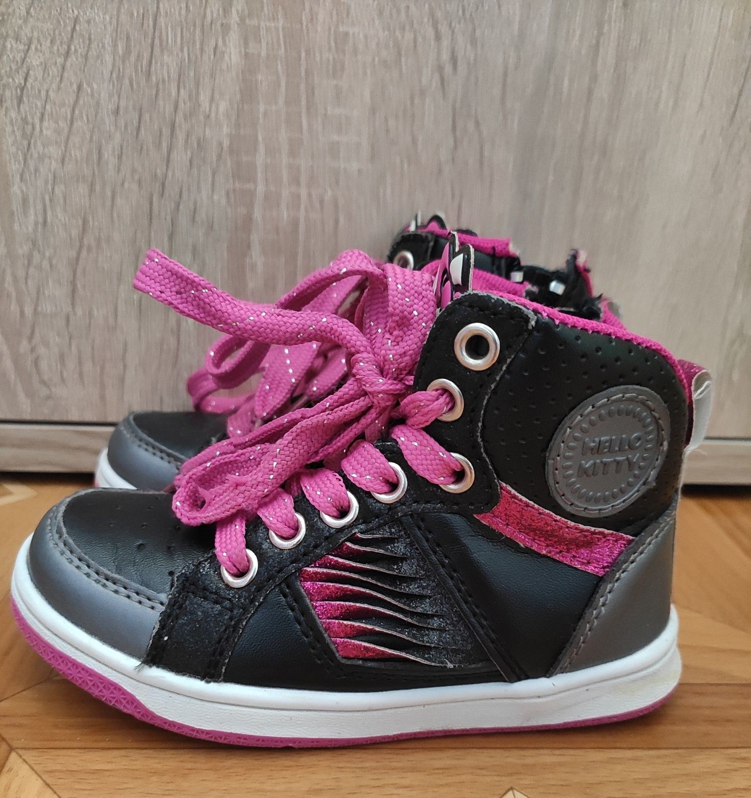 Ładne buty przejściowe wiosna jesień Hello Kitty r.24