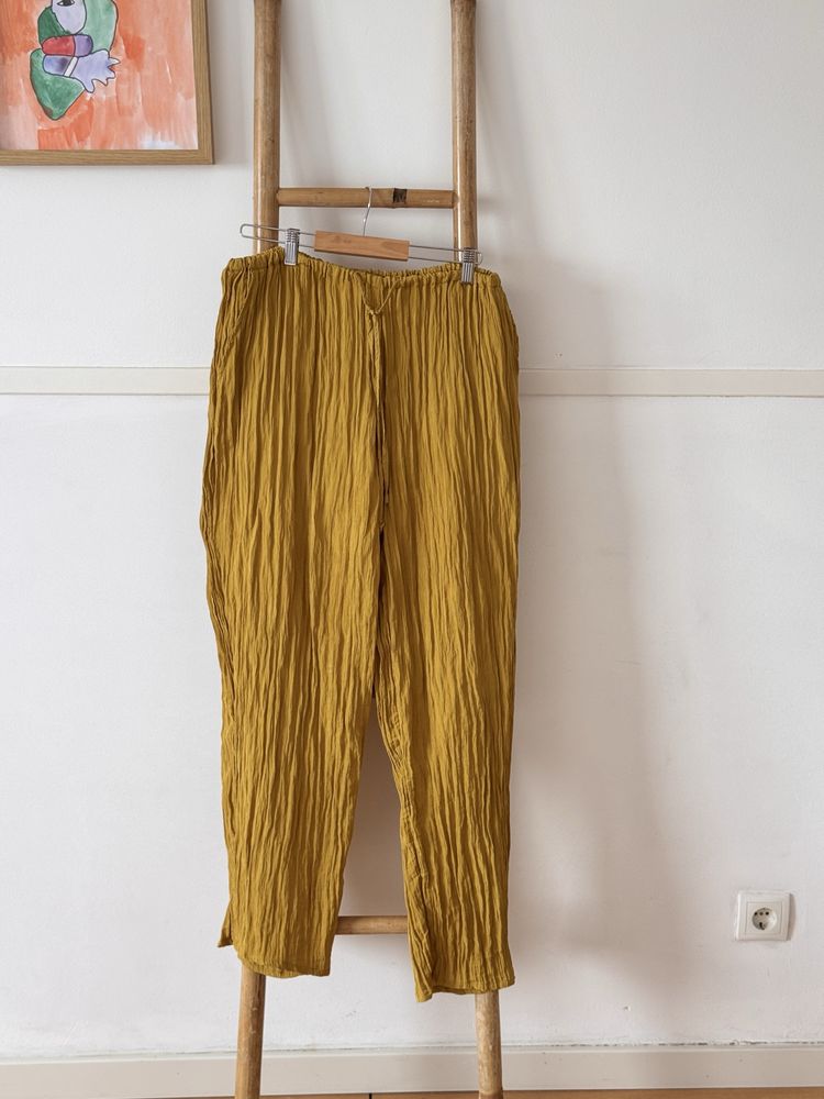 Conjunto blusa e calsas acetinadas cor mostarda