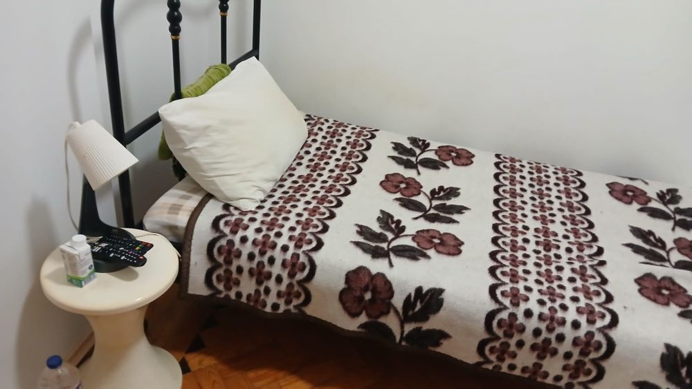 Quarto para arrendar para uma pessoa  que trabalhe fora para homem ou