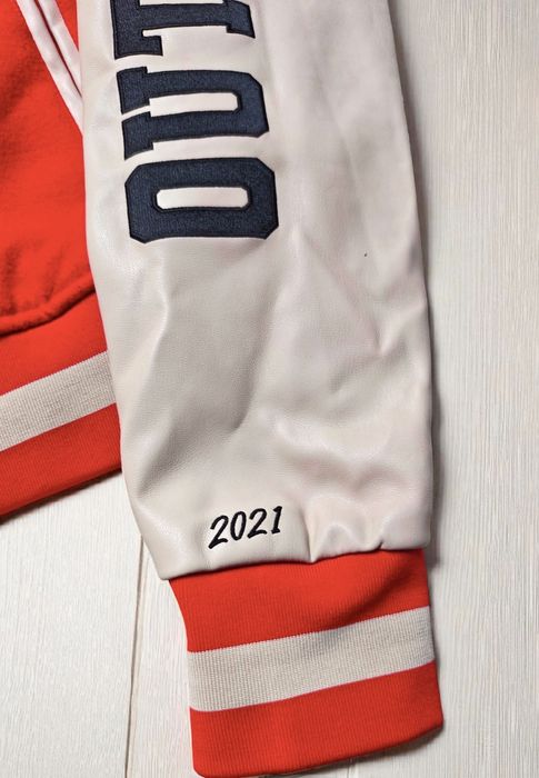 Kultowa kurtka bejsbolówka varsity Blow z naszywkami