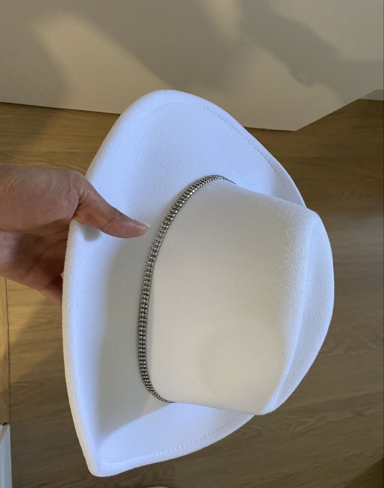 Chapéu novo de cowboy branco - country com estrelas e brilho prateado