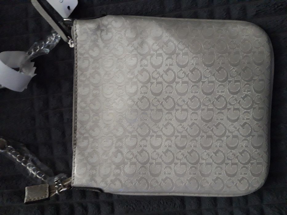 Torba marku GUESS.