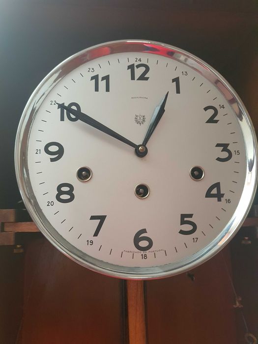 Relógio de parede antigo da Fábrica Nacional de Relógios Reguladora
