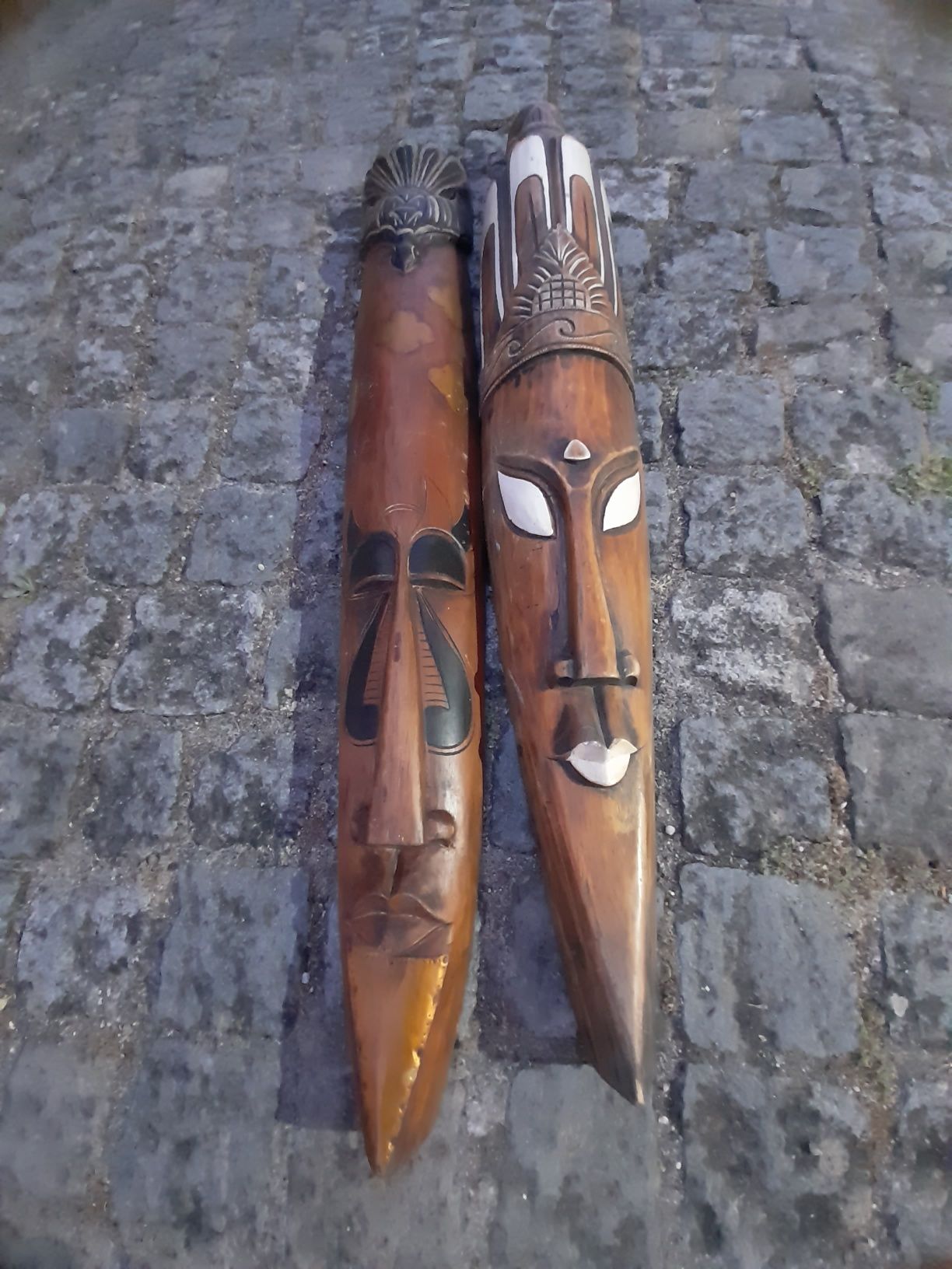 Duas máscaras em madeira