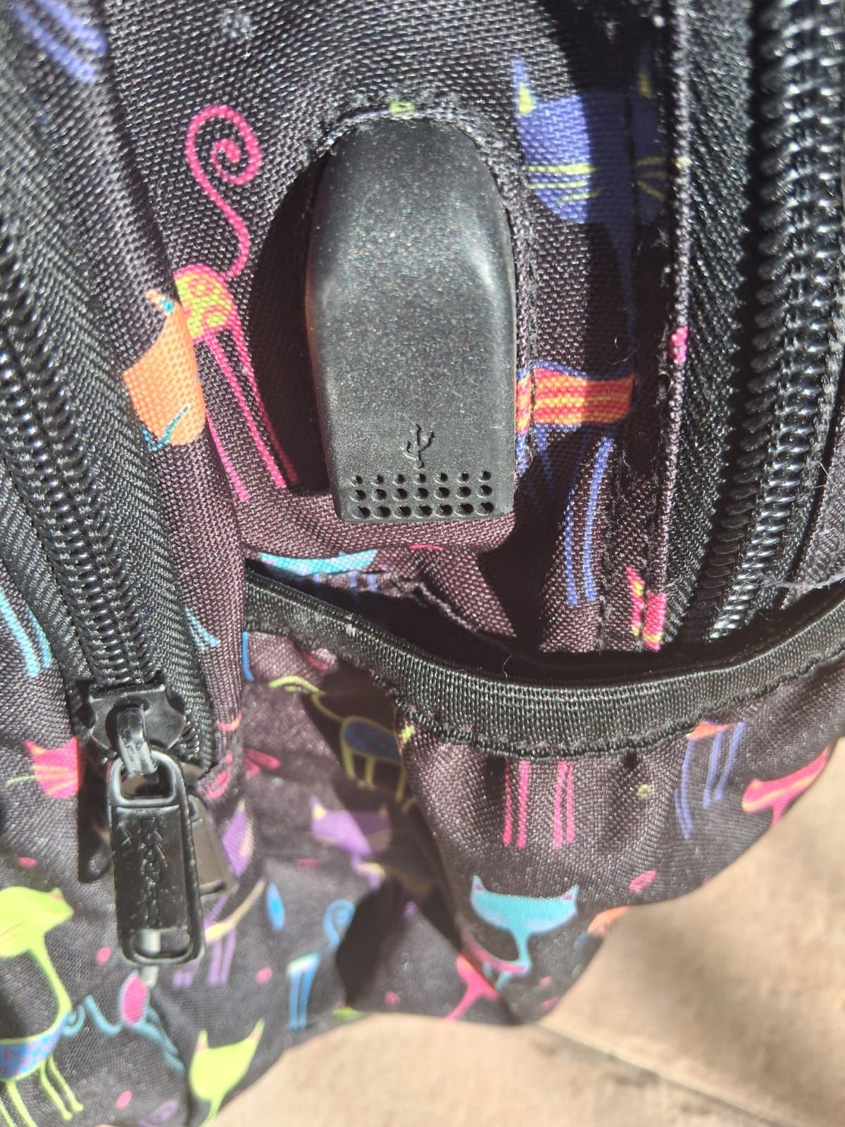 Mochila escolar marca Coolpack com padrão de gatos