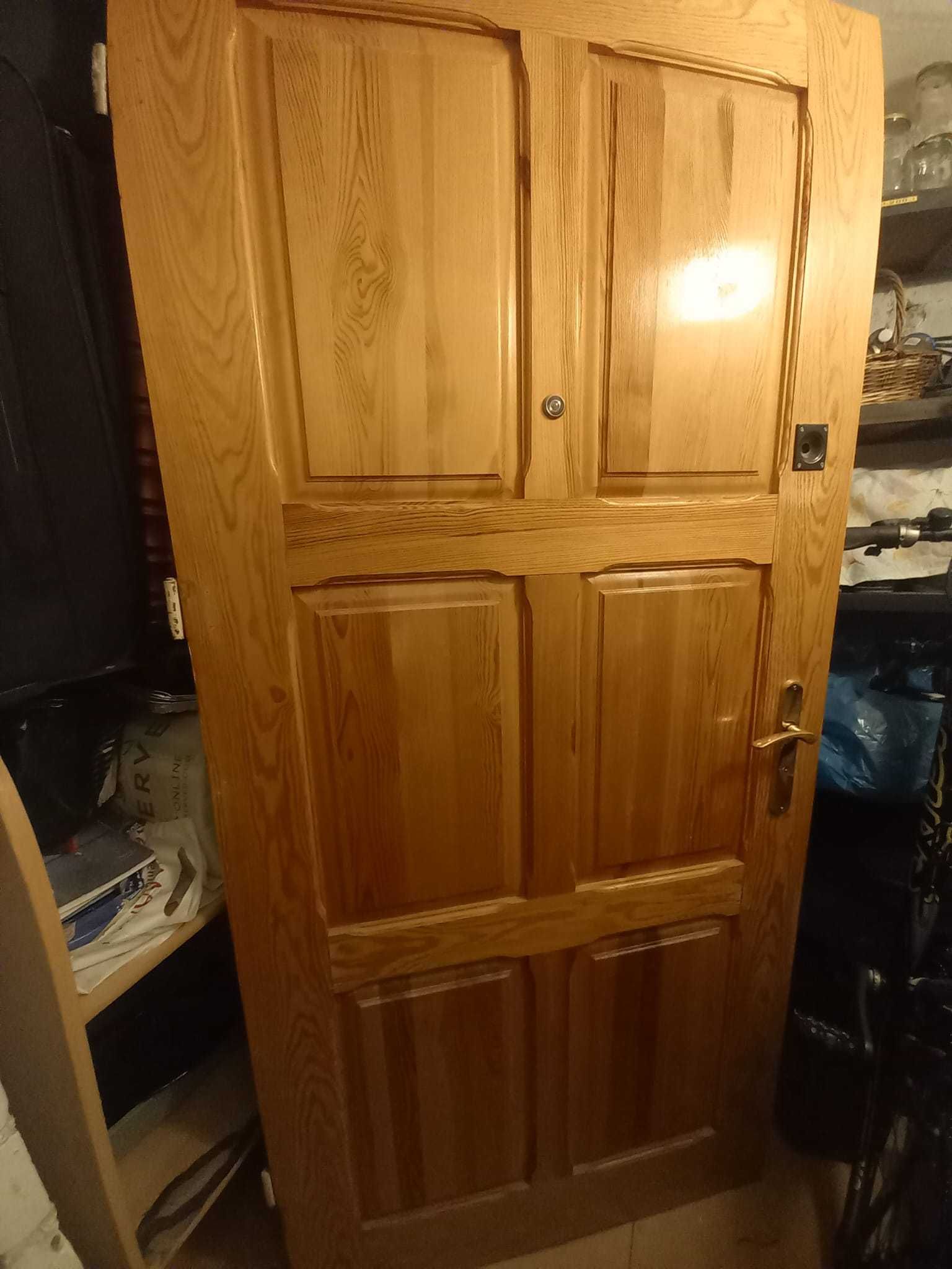 Drewniane drzwi wejściowe