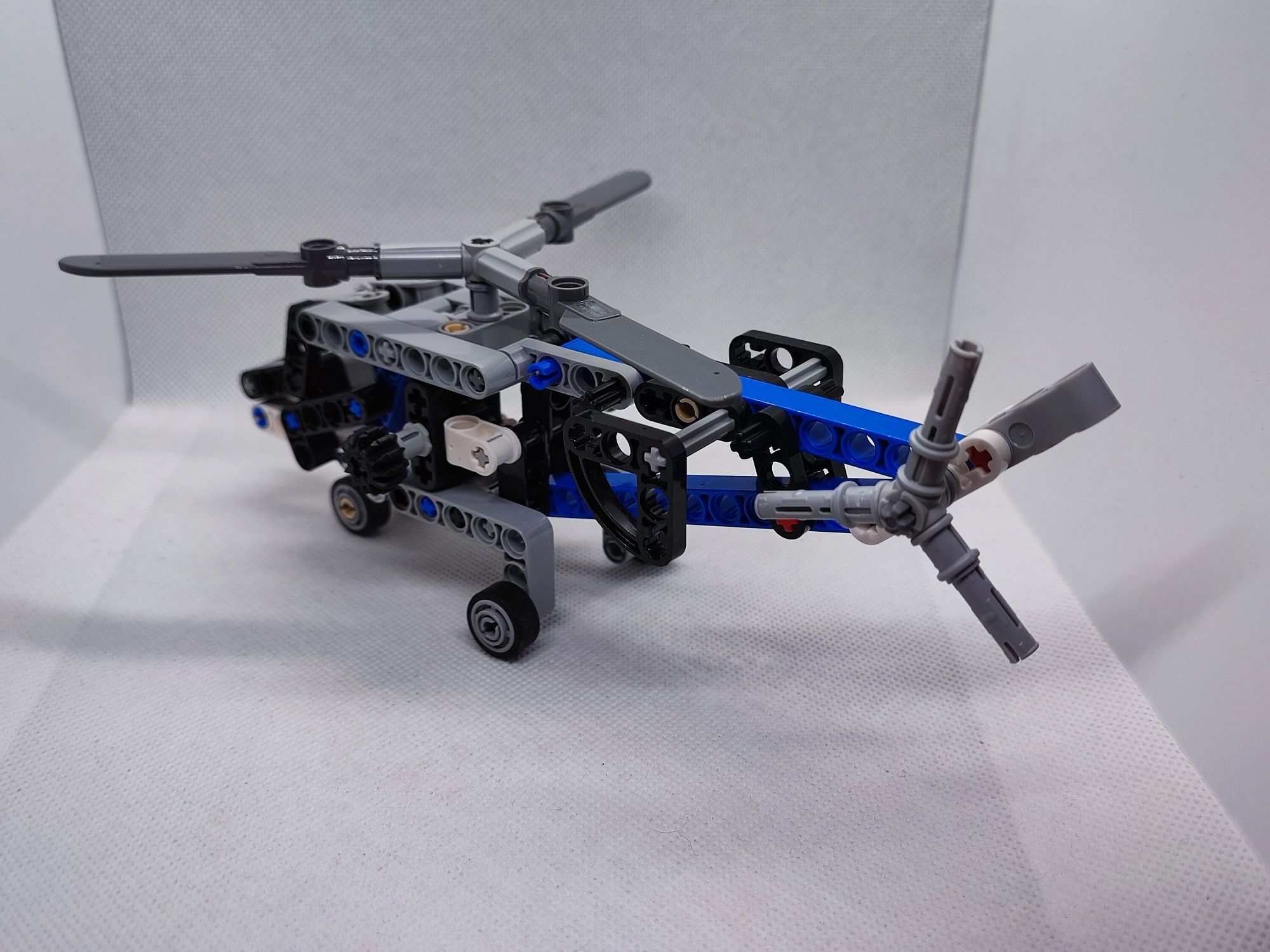 LEGO® 42020 Technic - Helikopter Dwuwirnikowy