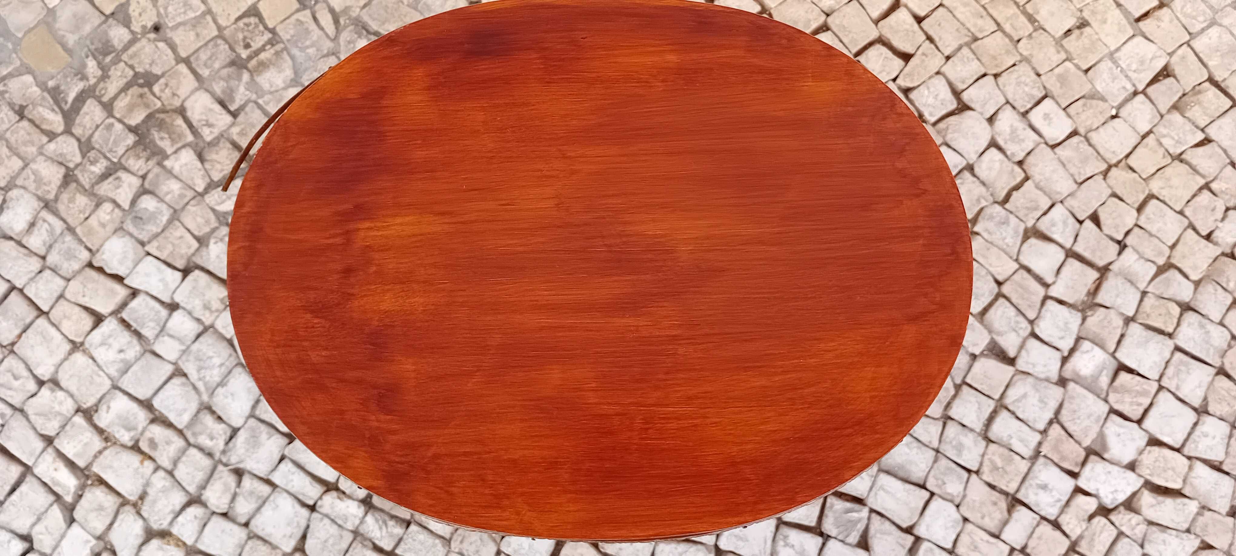 Mesa de apoio oval com dois níveis gaveta e aplicações em metal