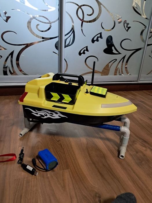 Прикормочний кораблик Flyteck V020