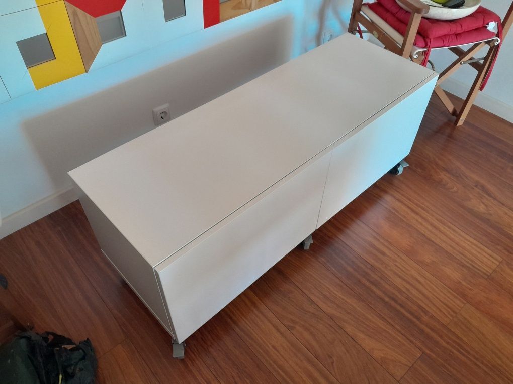 Móvel BESTÅ da Ikea com rodas