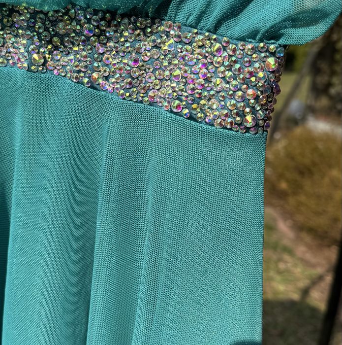 Bogato zdobiony stroj do tańca dla dziewczynki