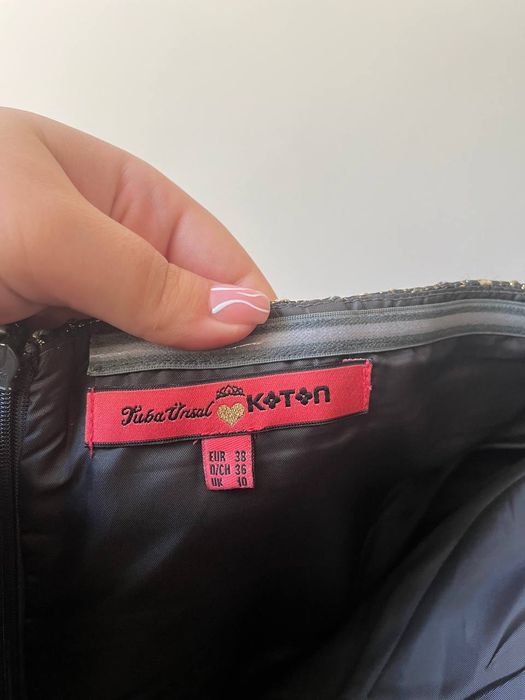 Сукня нарядна в ідеальному стані.
Розмір 38. 
Одягалась один раз.
Дос