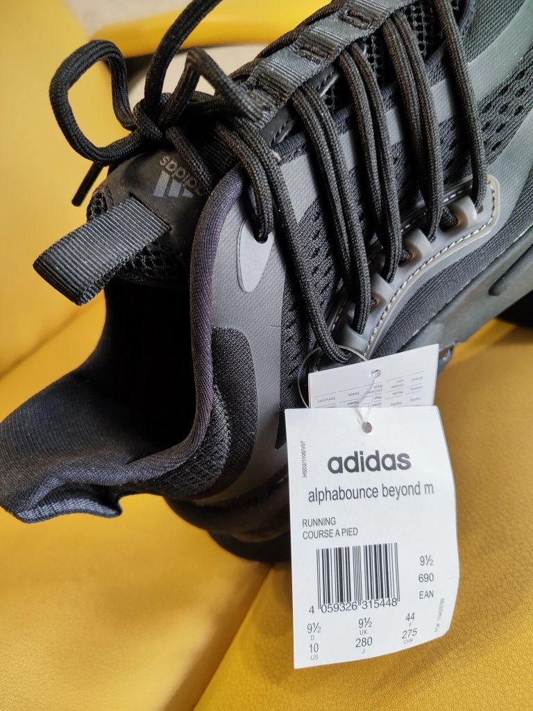 Фирменные кроссовки "Adidas"