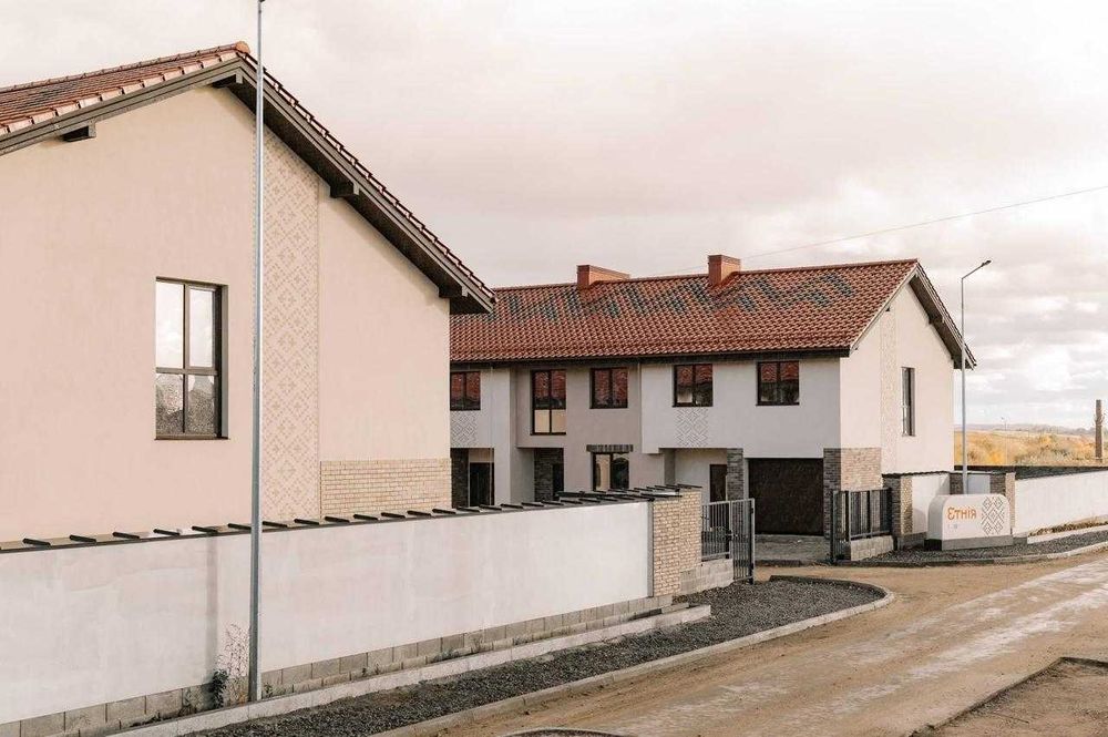 Продаж стильних котеджів з міськими комунікаціями. Щасливе