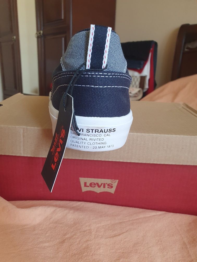 Слипони  Levi's  чоловічі.
