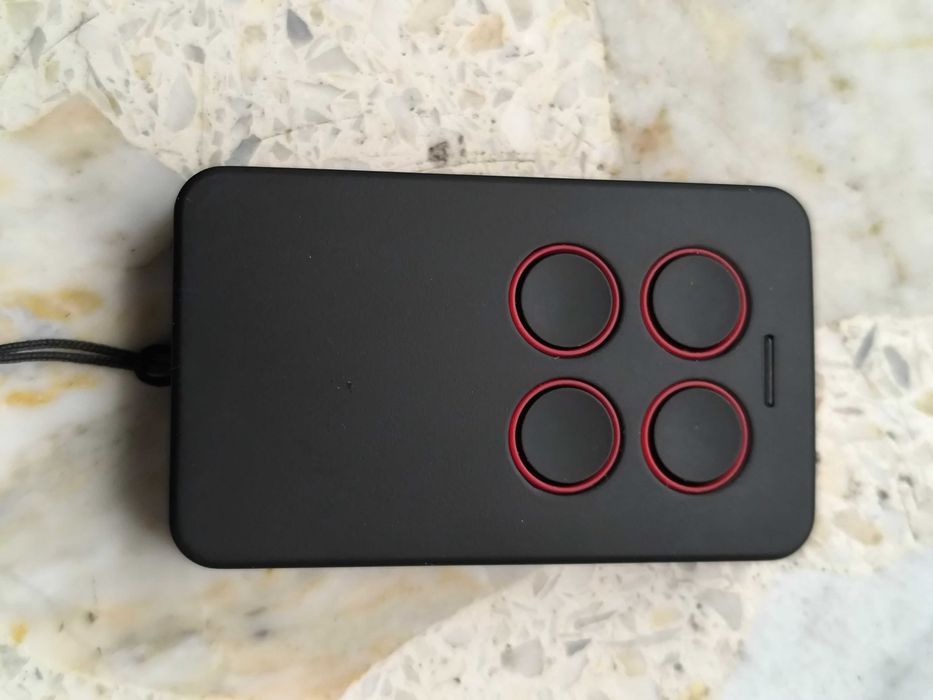 Pilot uniwersalny do drwi garażowych /bramy /- sprzedam .