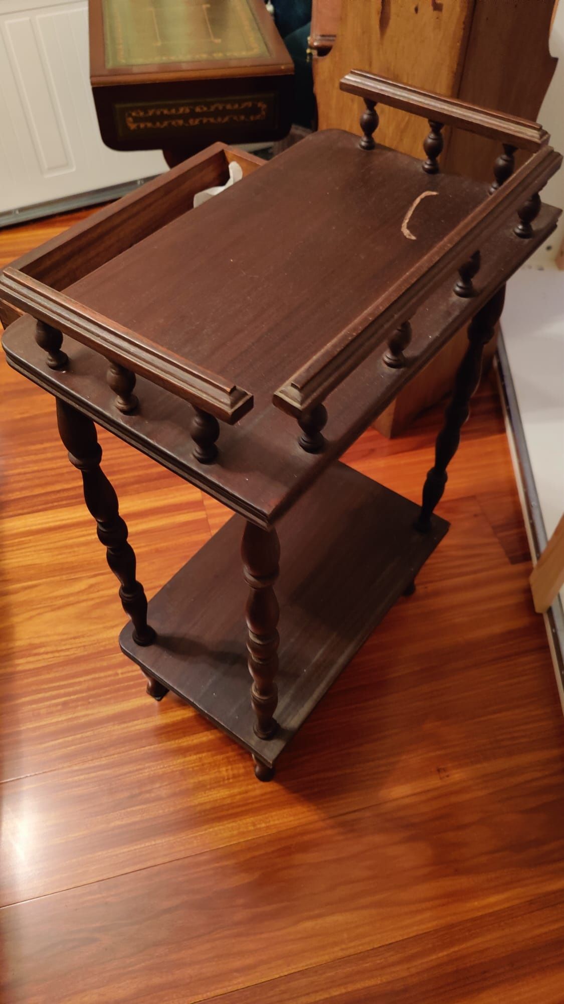 Mesa de apoio em madeira maciça