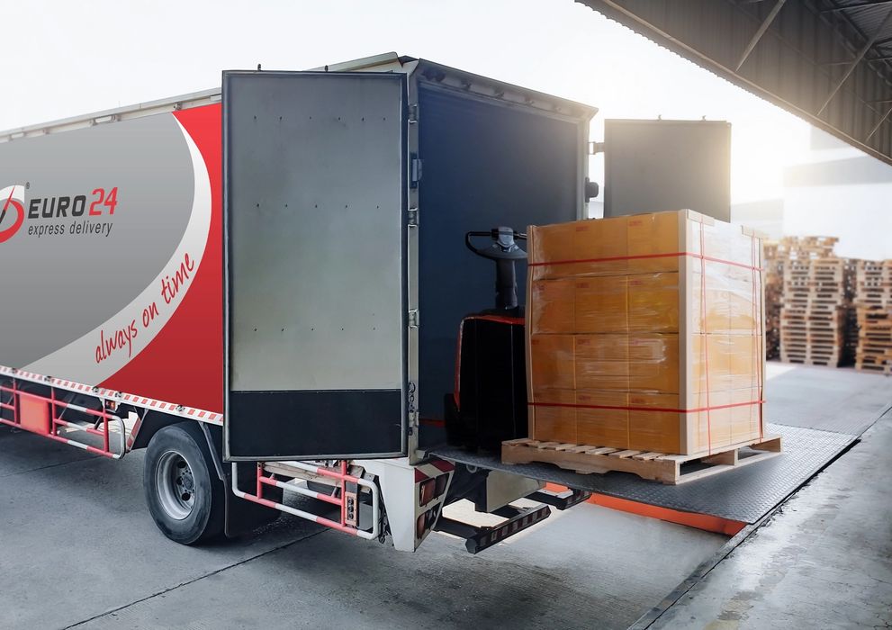 Usługi transportowe transport towarów palet dystrybucja winda