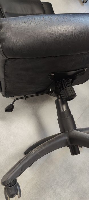 Крісло офісне з масажем трьох зон